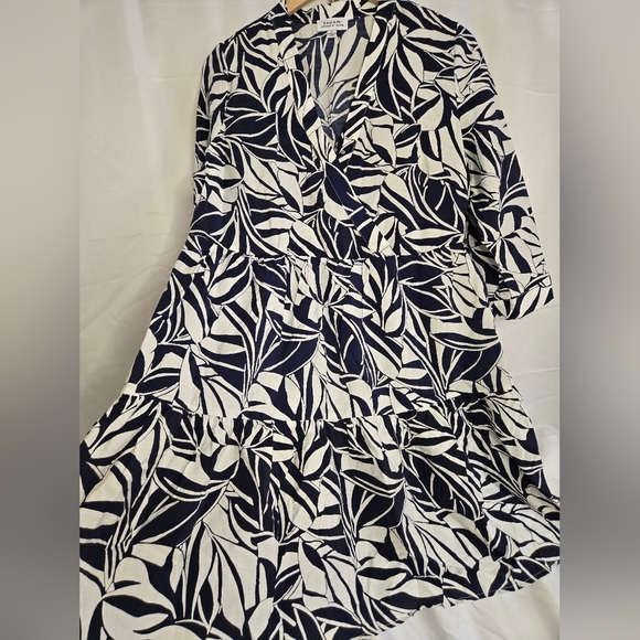 T Tahari Navy & White Leaf Print Tiered Dress Size Large NWOT - Picture 5 of 8
